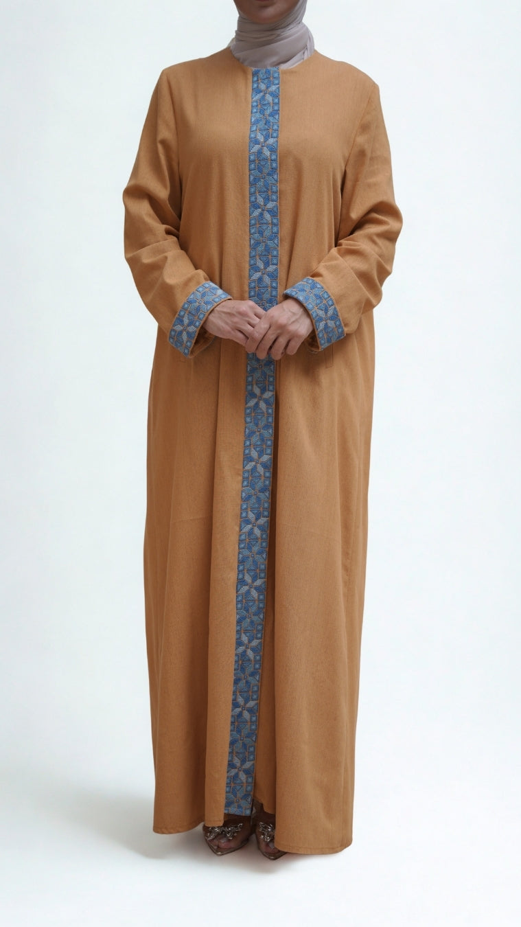 عباية لينن طبيعي مطرزة يدويًا – Dar Dina