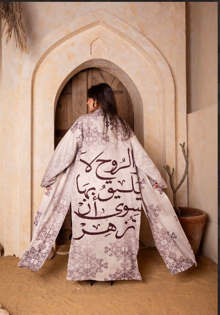 عباية أنيقة على شكل كيمونو بخط عربي