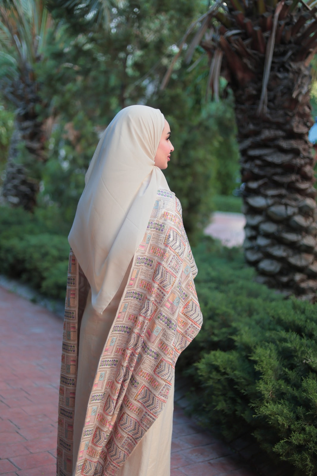 Signature Geometric Beige Abaya