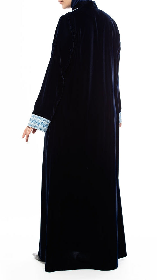 عباية أزرق ملكي مطرزة يدويًا – Dar Dina