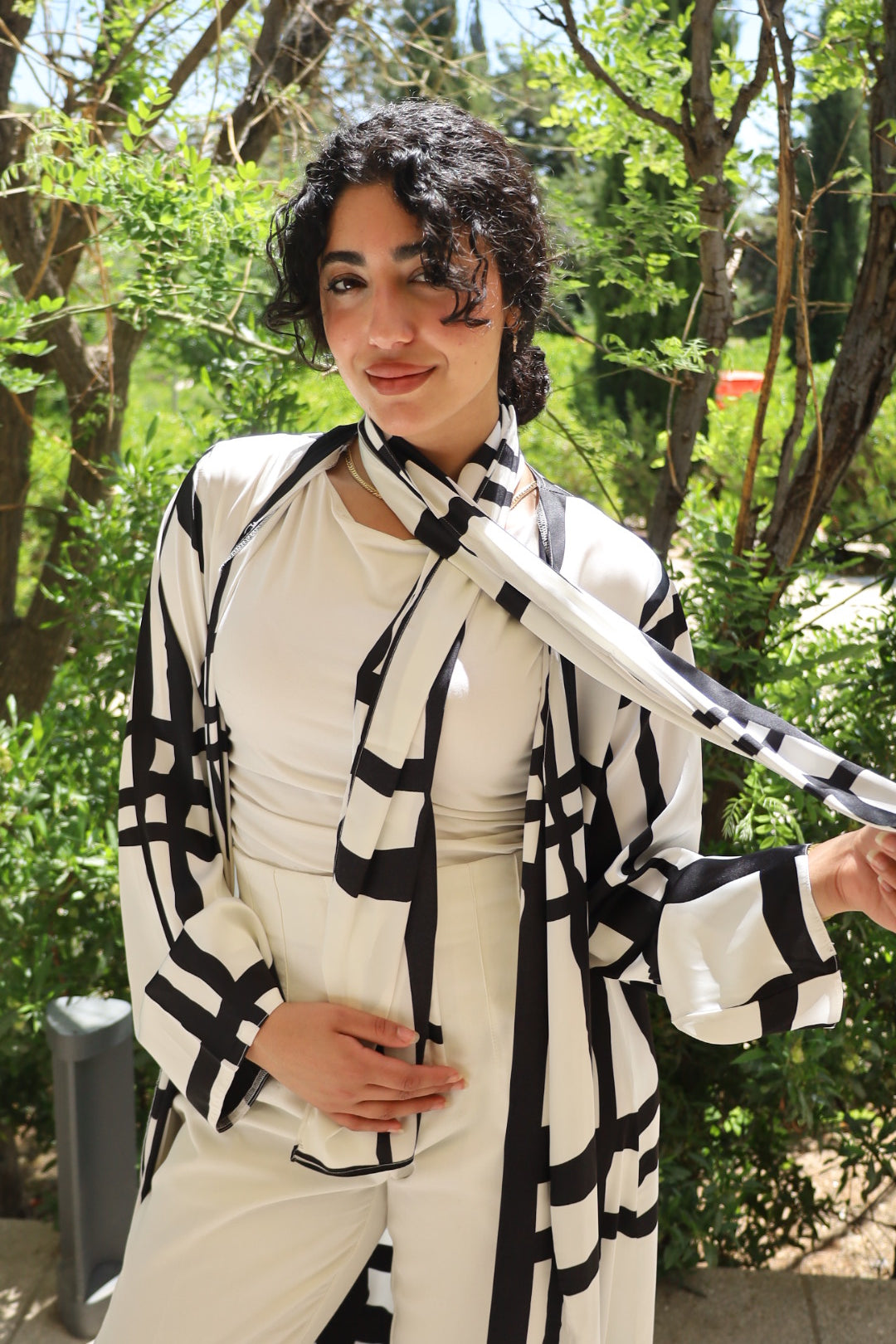 Monochrome Geometric Open Abaya